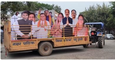 *छत्तीसगढ़ राज्य के स्थापना की रजत जयंती के शुभ अवसर पर ओपन थिएटर में 2 से 4 नवम्बर तक होने वाले राज्योत्सव कार्यक्रम स्थल पर छत्तीसगढ़ के वरिष्ठ भाजपा नेताओं मुख्यमंत्री, उपमुख्यमंत्री, श्रम मंत्री आदि के कट आउट को लगाने के लिए इनका परिवहन पशु ट्राली में किए जाने के मामले को महापौर के निर्देश पर आयुक्त ने गंभीरता से लिया है। ऐसा दूसरी बार हुआ है (11 सितम्बर 2025 को भी यह हुआ था) जब नेताओं के कट आउट पशु ट्राली में ढोए गए पहली बार चेतावनी दी गई थी किंतु दूसरी बार वही गलती दोहराने पर आयुक्त ने इन अधिकारियों से 48 घंटे के भीतर जवाब मांगा है। जवाब संतोषप्रद ना होने पर उनके विरुद्ध विधि सम्मत कार्रवाई की चेतावनी दी गई है*