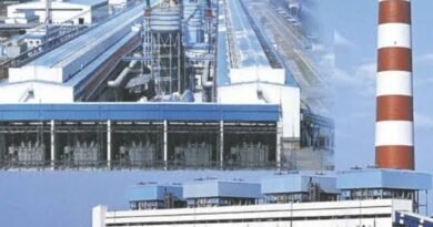 * कोरबा शहर में हो रही है रखड़ की वर्षा जिले के ईमानदार कलेक्टर आंख में महाभारत के धृतराष्ट्र की तरह काला पट्टी बांधकर देख रहे हैं नहीं हो रही है उद्योगों में प्रदूषण के नाम पर कोई कार्रवाई कलेक्टर के बंगला में क्या रखड़ का परत नहीं जम रहा है छत के ऊपर लान-बगीचा में लगे हुए फूल एवं वृक्षों के ऊपर सबसे अधिक बालको प्लांट के चिमनी से निकलने वाली सफेद राखड़ से पूरा क्षेत्र पटा भरा है पर्यावरण विभाग बना मुख दर्शन आपको बता दें यह कोई पहला मामला नहीं है जैसे-जैसे ठंडी बढ़ती है वैसे-वैसे बालको प्लांट से निकलने वाली राखड़ पूरे क्षेत्र को अपने आगोश में ले लेती है ऐसा नहीं है कि अभी यह प्रॉब्लम निर्मित हुआ है 12 महीना यही स्थिति बनी रहती है जिससे आम नागरिकों को काफी परेशानियों का सामना करना पड़ता है इस क्षेत्र में रहने वाले लोगों के घर के ऊपर राखड़ का परत जमा हुआ है फलदार वृक्ष फूल पौधे सब्जी भाजी लगाने वाले किसान नदी नाले सभी में आप सफेद राखड़ का परत देख सकते हैं क्या शासन प्रशासन बालको प्रबंधन को खुली छूट देकर रखा है*