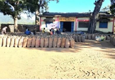 *कोरबा धान खरीदी में बड़ा खेल,नोडल अधिकारी के निर्देश पर प्रबंधक एवं फड़ प्रभारी प्यारे लाल साहू किसानों से ले रहा अधिक धान प्रति बोरा 40.700 किलोग्राम धान लिया जाना चाहिए, लेकिन धान खरीदी केंद्र कोरकोमा में किसानों से 40.950 किलोग्राम धान लिया जा रहा है प्रति बोरा 250 ग्राम अतिरिक्त धान किसानों से जबरन लिया जा रहा है जो की शासन के गाइडलाइन के विपरीत है*