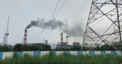 *कोरबा ऊर्जा नगरी में वायु प्रदूषण खतरनाक स्तर पर पहुंचने से गहराया स्वास्थ्य पर संकट  PM-2.5 और PM-10 बना सबसे बड़ा खतरा, प्रशासन और उद्योगों पर लापरवाही के आरोप,जुर्माना सहित सख्त कार्यवाही की उठ रही मांग, न्यायपालिका से उम्मीद, स्थायी समाधान की जरूरत रात और दिन हो रही है राखड़ की वर्षा, उद्योग मंत्री लखन देवांगन कोरबा जिले के रहने वाले हैं क्या उनको यह गंभीर समस्या दिखाई नहीं दे रहा है, क्या कोरबा की जनता उनको लाल बत्ती फॉलो गार्डन में घूमने के लिए ही चुना है, प्रदूषण की समस्या का स्थाई समाधान अगर नहीं करते हैं तो आने वाले विधानसभा चुनाव के समय उनको काफी दिक्कतों का सामना करना पड़ेगा और उसका फायदा विपक्ष पार्टी को मिलेगा*