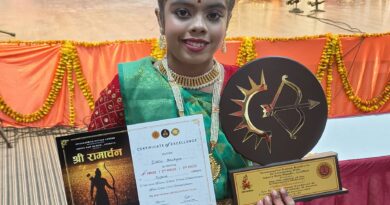 *कोरबा की इशिता ने अयोध्या नगरी में रचा नया इतिहास प्रथम पुरस्कार से हुई सम्मानित, छत्तीसगढ़ की इशिता कश्यप ने सभी कलाकारों को पीछे छोड़ते हुए विजेता का खिताब अपने नाम किया ,इशिता के सधे हुई पैरों की थाप एवं हस्त मुद्राओं ने निर्णायकों को मंत्र मुग्ध कर दिया वही इशिता के अलग-अलग लय में 150 चक्कर ने लोगों को आश्चर्यचकित कर दिया हृदय की धड़कन से भी तेज गति से चक्कर लेने में माहिर इशिता के चेहरे से उसके मेहनत एवं नृत्य के लिए समर्पण साफ झलक रहा था*