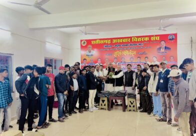 *जिला रेडक्रास सोसायटी ने अखबार वितरकों को दिए गरम जैकेट  कड़कड़ाती ठंड में सुबह-सुबह अखबार वितरण का काम किसी चुनौती से कम नहीं, अखबार वितरक संघ को हर संभव मदद करेंगे – रामसिंह अग्रवाल*