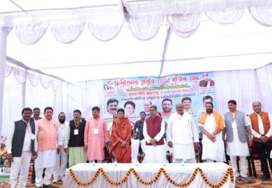 *राठौर समाज के लोगों को जागरूक करना, सामाजिक समस्यायों का समाधान करना, समाज में सकारात्मक बदलाव लाना और समाज के लोगों का हर संभव सहयोग करना ही सामाजिक व्यवस्था है. उक्त कथन विधानसभा के नेता प्रतिपक्ष डॉ. चरणदास महंत ने क्षत्रिय राठौर समाज के सामाजिक भवन में क्षत्रिय राठौर समाज के प्रदेश स्तरीय नवनिर्वाचित पदाधिकारियों के शपथ ग्रहण समारोह में बतौर अतिथि व्यक्त किया. डॉ. महन्त ने आगे कहा की समाज की एकता ही समाज को उन्नति और समृद्धि की ओर लेकर जाती है. कोरबा सहित छत्तीसगढ़ के सभी जिलों में क्षत्रिय राठौर समाज के लोगों का महत्वपूर्ण योगदान रहा है*