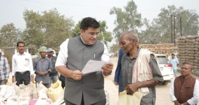 *का हाल हे कका जी……. कोई तकलीफ़ तो नहीं” : कलेक्टर ने किसानों से की बातचीत धान खरीदी केंद्र का निरीक्षण,किसानों से चर्चा कर खरीदी व्यवस्था की ली जानकारी*