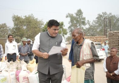 *का हाल हे कका जी……. कोई तकलीफ़ तो नहीं” : कलेक्टर ने किसानों से की बातचीत धान खरीदी केंद्र का निरीक्षण,किसानों से चर्चा कर खरीदी व्यवस्था की ली जानकारी*