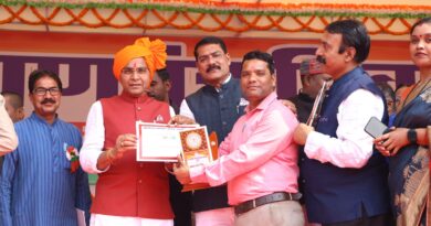 *उत्कृष्ट कार्यों के लिए जिला पंचायत में पदस्थ सहायक प्रचार प्रसार अधिकारी  मनोज कुमार रजक को पंचायत एवं ग्रामीण विकास विभाग की शासकीय योजनाओं के बेहतर प्रचार-प्रसार करने, समाचार लेखन,विभागीय दायित्वों का कुशल निर्वहन करने पर पुरस्कृत किया एवं अन्य कर्मचारी हुए सम्मानित*