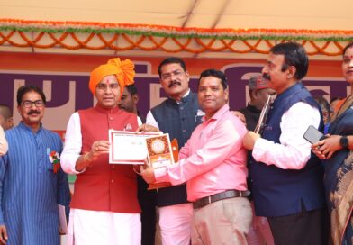 *उत्कृष्ट कार्यों के लिए जिला पंचायत में पदस्थ सहायक प्रचार प्रसार अधिकारी  मनोज कुमार रजक को पंचायत एवं ग्रामीण विकास विभाग की शासकीय योजनाओं के बेहतर प्रचार-प्रसार करने, समाचार लेखन,विभागीय दायित्वों का कुशल निर्वहन करने पर पुरस्कृत किया एवं अन्य कर्मचारी हुए सम्मानित*