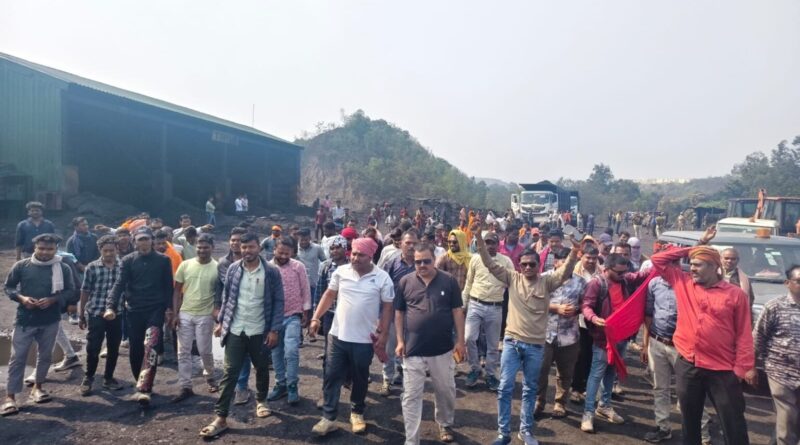 *कोरबा 5 घंटे गेवरा खदान के साइलो एवं कोल उत्पादन को बंद कर भू-विस्थापितों ने किया प्रदर्शन,दो दिन में समस्याओं के समाधान का आश्वाशन दिया प्रबंधन ने*