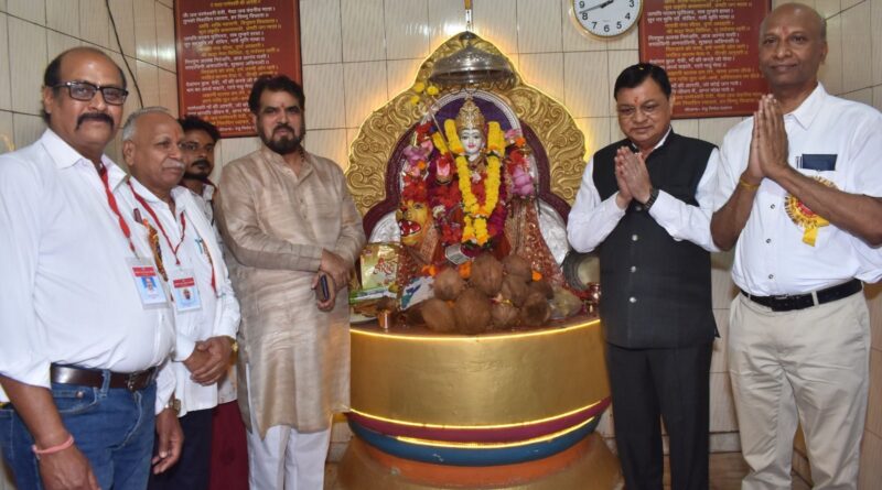 *समाज की प्रगति के लिए संगठित रहना आवश्यक – वाणिज्य एवं उद्योग मंत्री श्री देवांगन, ने माँ परमेश्वरी की प्रतिमा की पूजा कर प्रदेश की सुख-समृद्धि की कामना की*