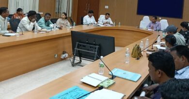 *राजस्व निरीक्षकों एवं पटवारियों की मासिक समीक्षा बैठक संपन्न,मसाहती ग्रामों के सर्वेक्षण कार्य में तेजी लाने के निर्देश, लापरवाही पर 01 राजस्व निरीक्षक एवं 14 पटवारियों को कारण बताओ नोटिस*