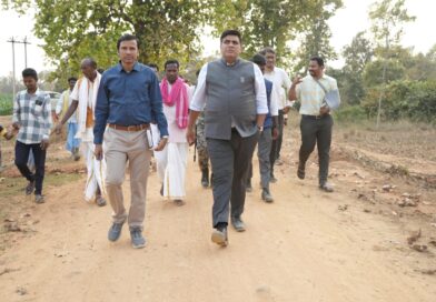 *कलेक्टर चले गांव की ओर,किसानों के खेतों में उतरे कलेक्टर के कदम, मूंगफली-उड़द और मक्का की फसल का किया अवलोकन, किसानों से पूछा उनका हाल-चाल कैसे हो रही है आप लोग की खेती, किसानों ने कहा खेती बाड़ी करने में कोई दिक्कत नहीं हो रही है साहब जी सब ठीक है*