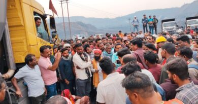 *कलिंगा प्राइवेट कंपनी उड़ीसा,भुवनेश्वर कर्मचारियों के प्रति सुरक्षा व्यवस्था को लेकर गंभीर नहीं,आए दिन विवादों से घीरा रहता है कोयला खदान में काम करने वाली निजी कंपनी कालिंगा,दीपका ओपन कोयला खदान एसईसीएल में ड्राइवर जीवराखन जांगड़े की ऑन ड्यूटी हार्ट अटैक से दुखद मौत कर्मचारियों ने 7 घंटे कलिंगा कंपनी का काम बंद किया*