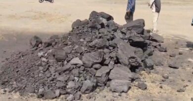 *एसईसीएल गेवरा ओपन कोल परियोजना भठोरा फेस में कोयले की चोरी करने का मामला प्रकाश में आया हैं आप देख सकते हैं फोटो एवं वीडियो में खदान के अंदर से लोड़र में कोयला भरकर ऊपर मैदान में खाली किया गया उसके लिए बाकायदा खदान के नीचे से ऊपर मैदान तक रास्ता बनाया गया है और उस कोयले को ट्रैक्टर में भरकर दिनदहाड़े कोयला चोर ले गए वहां पीएनसी इन्फट्रैक कंपनी के कर्मचारी एवं सीआईएसएफ के जवान नजर आ जाएंगे या गोरख धंधा का खेल सूत्रों के अनुसार पार्षद पति राकेश पटेल के द्वारा किया गया है*