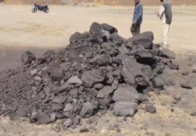 *एसईसीएल गेवरा ओपन कोल परियोजना भठोरा फेस में कोयले की चोरी करने का मामला प्रकाश में आया हैं आप देख सकते हैं फोटो एवं वीडियो में खदान के अंदर से लोड़र में कोयला भरकर ऊपर मैदान में खाली किया गया उसके लिए बाकायदा खदान के नीचे से ऊपर मैदान तक रास्ता बनाया गया है और उस कोयले को ट्रैक्टर में भरकर दिनदहाड़े कोयला चोर ले गए वहां पीएनसी इन्फट्रैक कंपनी के कर्मचारी एवं सीआईएसएफ के जवान नजर आ जाएंगे या गोरख धंधा का खेल सूत्रों के अनुसार पार्षद पति राकेश पटेल के द्वारा किया गया है*