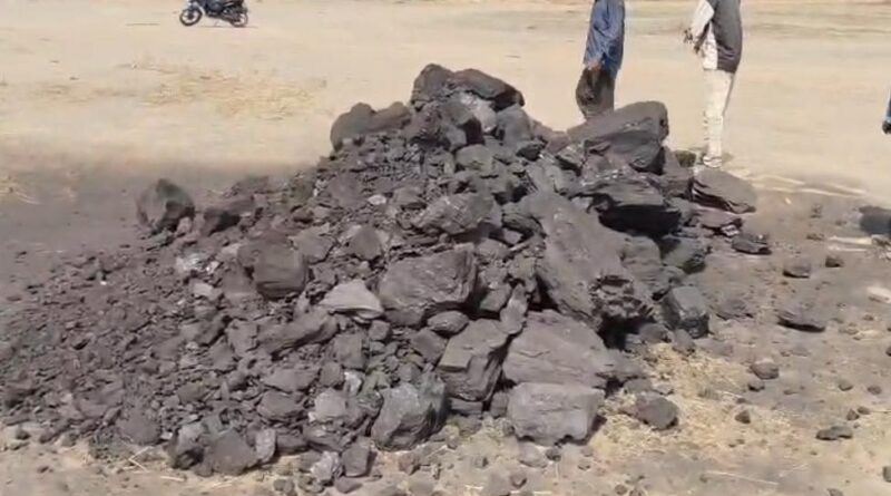 *एसईसीएल गेवरा ओपन कोल परियोजना भठोरा फेस में कोयले की चोरी करने का मामला प्रकाश में आया हैं आप देख सकते हैं फोटो एवं वीडियो में खदान के अंदर से लोड़र में कोयला भरकर ऊपर मैदान में खाली किया गया उसके लिए बाकायदा खदान के नीचे से ऊपर मैदान तक रास्ता बनाया गया है और उस कोयले को ट्रैक्टर में भरकर दिनदहाड़े कोयला चोर ले गए वहां पीएनसी इन्फट्रैक कंपनी के कर्मचारी एवं सीआईएसएफ के जवान नजर आ जाएंगे या गोरख धंधा का खेल सूत्रों के अनुसार पार्षद पति राकेश पटेल के द्वारा किया गया है*