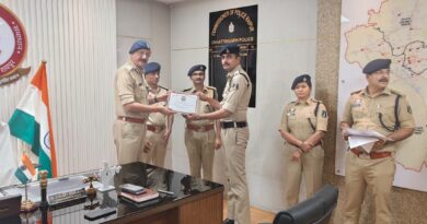 *रायपुर पुलिस कमिश्नर संजीव शुक्ला द्वारा कमिश्नर कार्यालय में,पश्चिम जोन के पुलिस अधिकारी- कर्मचारियों को माह अप्रैल के “कॉप ऑफ द मंथ”के रूप में उत्कृष्ट कार्य करने वाले पुलिस अधिकारियों एवं कर्मचारियों को प्रशस्ति पत्र देकर सम्मानित किया गया*