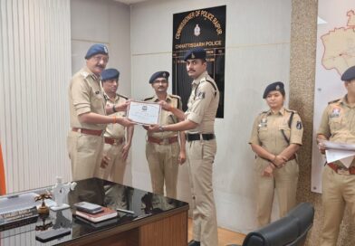 *रायपुर पुलिस कमिश्नर संजीव शुक्ला द्वारा कमिश्नर कार्यालय में,पश्चिम जोन के पुलिस अधिकारी- कर्मचारियों को माह अप्रैल के “कॉप ऑफ द मंथ”के रूप में उत्कृष्ट कार्य करने वाले पुलिस अधिकारियों एवं कर्मचारियों को प्रशस्ति पत्र देकर सम्मानित किया गया*
