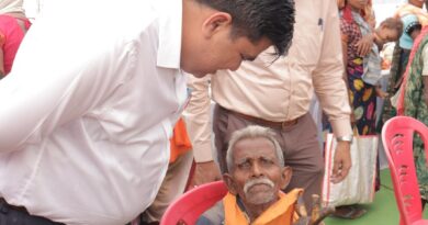 *कैसी हो माताजी… राशन मिल रहा है ना”कलेक्टर के आत्मीयता भरे सवाल ने वृद्धा के चेहरे पर लाई मुस्कान‘‘*