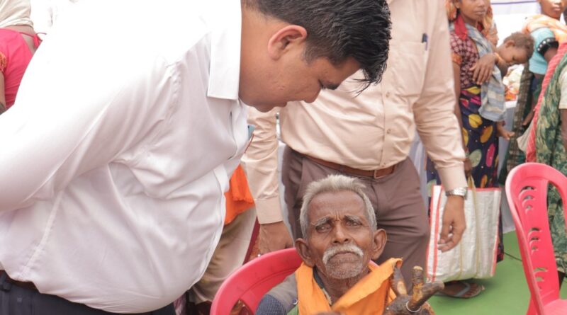 *कैसी हो माताजी… राशन मिल रहा है ना”कलेक्टर के आत्मीयता भरे सवाल ने वृद्धा के चेहरे पर लाई मुस्कान‘‘*