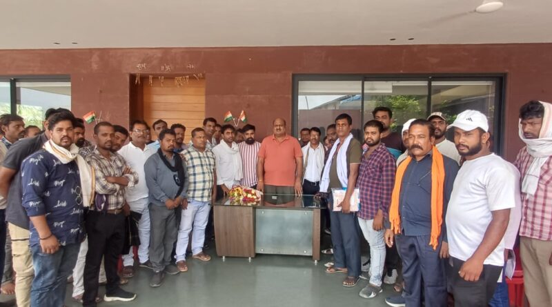 *स्थानीय अनुभवी भारी वाहन चालकों को रोजगार में प्राथमिकता देने की मांग — पूर्व मंत्री जयसिंह अग्रवाल कोरबा विधानसभा के पूर्व विधायक वरिष्ठ कांग्रेस नेता जयसिंह अग्रवाल से आज एसईसीएल परियोजना क्षेत्रों गेवरा़, दीपका, कुसमुंडा एवं कोरबा के छत्तीसगढ़ ड्राईवर महासंघ के प्रतिनिधिमंडल ने मुलाकात कर स्थानीय भारी वाहन चालकों की गंभीर समस्याओं से अवगत कराया*