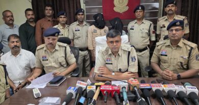 *पत्रकार वार्ता में पुलिस अधीक्षक ने किया खुलासा,बहुचर्चित राज ज्वेलर्स, छुरी लूट प्रकरण का खुलासा,दो आरोपियों को गिरफ्तार कर न्यायिक अभिरक्षा में भेजा गया,एक आरोपी अभी भी फरार, जिसकी तलाश पुलिस कर रही है, घटना में प्रयुक्त चोरी की मोटरसाइकिल एवं देशी कट्टे का उपयोग,आरोपी पूर्व में हत्या, दुष्कर्म एवं अन्य गंभीर अपराधों में पूर्व में जेल जा चुके है*