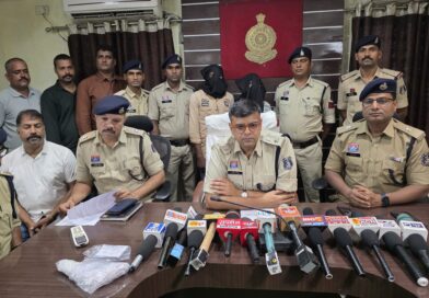 *पत्रकार वार्ता में पुलिस अधीक्षक ने किया खुलासा,बहुचर्चित राज ज्वेलर्स, छुरी लूट प्रकरण का खुलासा,दो आरोपियों को गिरफ्तार कर न्यायिक अभिरक्षा में भेजा गया,एक आरोपी अभी भी फरार, जिसकी तलाश पुलिस कर रही है, घटना में प्रयुक्त चोरी की मोटरसाइकिल एवं देशी कट्टे का उपयोग,आरोपी पूर्व में हत्या, दुष्कर्म एवं अन्य गंभीर अपराधों में पूर्व में जेल जा चुके है*