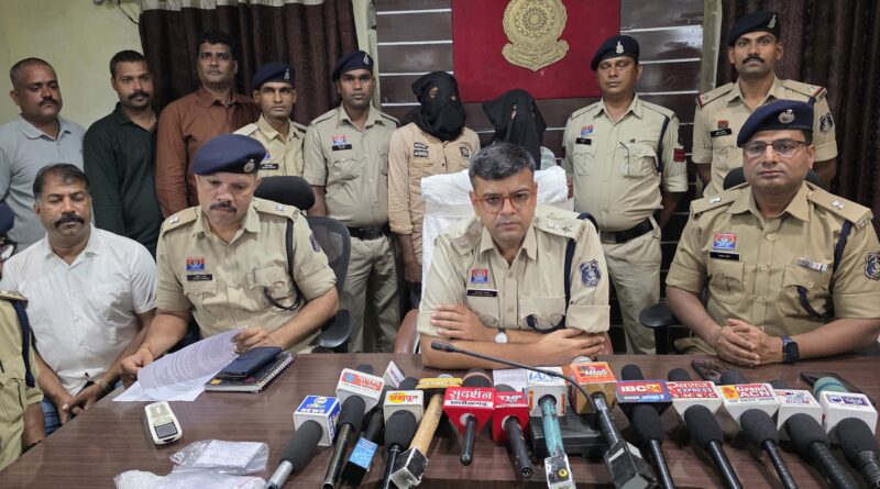 *पत्रकार वार्ता में पुलिस अधीक्षक ने किया खुलासा,बहुचर्चित राज ज्वेलर्स, छुरी लूट प्रकरण का खुलासा,दो आरोपियों को गिरफ्तार कर न्यायिक अभिरक्षा में भेजा गया,एक आरोपी अभी भी फरार, जिसकी तलाश पुलिस कर रही है, घटना में प्रयुक्त चोरी की मोटरसाइकिल एवं देशी कट्टे का उपयोग,आरोपी पूर्व में हत्या, दुष्कर्म एवं अन्य गंभीर अपराधों में पूर्व में जेल जा चुके है*