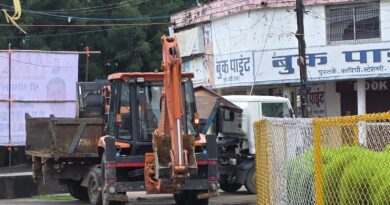 *घंटाघर में ठेकेदार द्वारा लेबर लगाकर साफ सफाई की व्यवस्था करने की जवाबदारी है वहां नगर पालिका निगम के शासकीय वाहन डंपर और जेसीबी लगाकर साफ-सफाई किया जा रहा था जिसे तस्वीर के माध्यम से आप देख सकते हैं यह काम स्वच्छता निरीक्षक सचिन थावाईत के द्वारा गलत तरीके से कराया जा रहा था सुबह-सुबह 7:00 बजे के लगभग इसकी भरपाई उसी अधिकारी से वसूलना चाहिए जब 3 करोड़ 3:30 करोड़ की लागत से 1 जोन का टेंडर ठेकेदार के द्वारा लिया गया है तो उसमें शासकीय वाहन का उपयोग नहीं होना चाहिए*