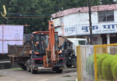 *घंटाघर में ठेकेदार द्वारा लेबर लगाकर साफ सफाई की व्यवस्था करने की जवाबदारी है वहां नगर पालिका निगम के शासकीय वाहन डंपर और जेसीबी लगाकर साफ-सफाई किया जा रहा था जिसे तस्वीर के माध्यम से आप देख सकते हैं यह काम स्वच्छता निरीक्षक सचिन थावाईत के द्वारा गलत तरीके से कराया जा रहा था सुबह-सुबह 7:00 बजे के लगभग इसकी भरपाई उसी अधिकारी से वसूलना चाहिए जब 3 करोड़ 3:30 करोड़ की लागत से 1 जोन का टेंडर ठेकेदार के द्वारा लिया गया है तो उसमें शासकीय वाहन का उपयोग नहीं होना चाहिए*