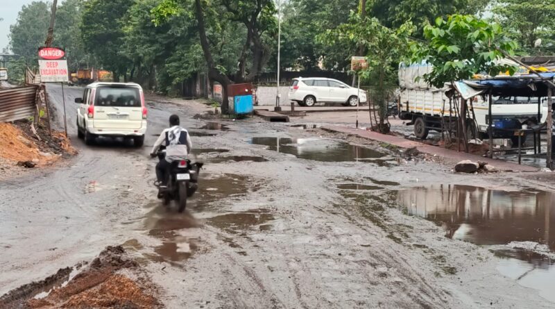 *एक महीने में ही उखड़ी गौरव पथ की परत, थाना चौक से रेलवे फाटक तक सड़क हुई खस्ताहाल, जलभराव से बढ़ीं दुर्घटनाएं,दीपका के स्थानीय नागरिकों और राहगीरों ने नगर पालिका प्रशासन के खिलाफ आक्रोश, त्वरित मरम्मत और नाली सफाई की मांग*