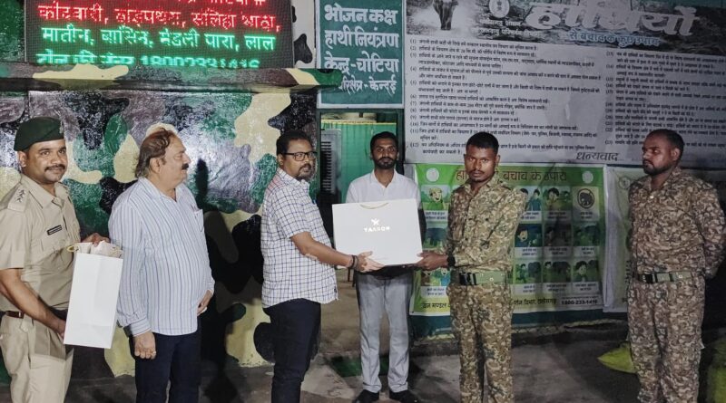 *अपर मुख्य सचिव मनोज कुमार पिंगुवा ने किया हाथी नियंत्रण केंद्र चोटिया का निरीक्षण,हाथी मित्र दल के साथ क्षेत्र में की गश्त, मानव-हाथी द्वंद्व की रोकथाम के लिए सतर्क निगरानी एवं त्वरित सूचना तंत्र पर दिया जोर, मित्र दल के साथ क्षेत्र में की गश्त, मानव-हाथी द्वंद्व की रोकथाम के लिए सतर्क निगरानी एवं त्वरित सूचना तंत्र पर दिया जोर*