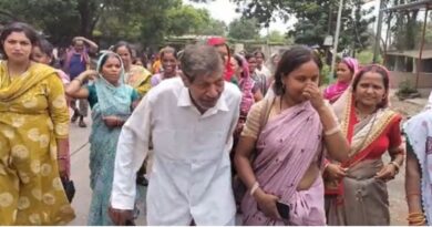 *कोरबा मादक द्रव्य पदार्थ बिक्री केंद्र को स्थानांतरित करने का महिलाओं ने जताया विरोध,पूर्व गृह मंत्री ननकीराम कंवर भी प्रदर्शन में हुए शामिल,अप्रिय घटना को रोकने पुलिस-प्रशासन की टीम मौके पर रही मौजूद*