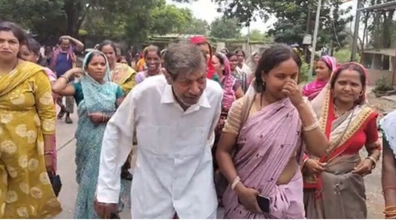 *कोरबा मादक द्रव्य पदार्थ बिक्री केंद्र को स्थानांतरित करने का महिलाओं ने जताया विरोध,पूर्व गृह मंत्री ननकीराम कंवर भी प्रदर्शन में हुए शामिल,अप्रिय घटना को रोकने पुलिस-प्रशासन की टीम मौके पर रही मौजूद*