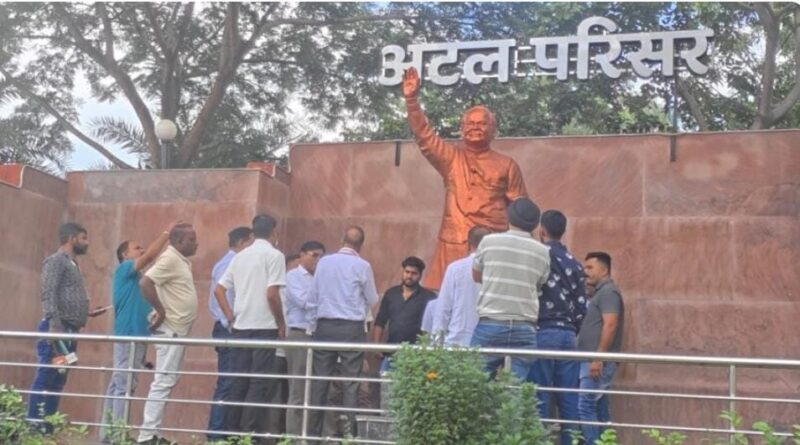 *कटघोरा में अटलजी की कांस्य प्रतिमा मानकों के अनुरूप नहीं होने पर उप अभियंता तत्काल प्रभाव से निलंबित*