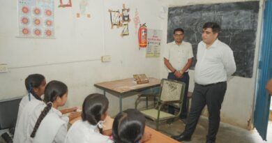 *शिक्षक बन कलेक्टर ने पढ़ाया भौतिकी का पाठ, विद्यार्थियों से संवाद कर दिया परिश्रम कर आगे बढ़ने का ज्ञान,लमना में विद्यार्थियों से जाना स्कूल की जरूरतों का हाल, बेहतर सुविधाओं के लिए दिए आवश्यक निर्देश,सपनों को लक्ष्य बनाकर मेहनत करें, सफलता निश्चित मिलेगी,मेधावी विद्यार्थियों को निःशुल्क नीट-जेईई कोचिंग सहित शिक्षा प्रोत्साहन योजनाओं की दी जानकारी*