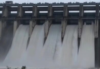 *मिनीमाता बांगो बांध का लेवल 358.60M एवं 93.65% होने एवं पानी की अधिक आवक होने के कारण जलाशय के सात गेटों को खोलकर बाढ के पानी को नियंत्रित किया जा रहा है..कार्यपालन अभियंता  एस के भारती ने बताया*