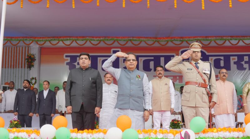 *कोरबा में 80 वें स्वतंत्रता दिवस हर्षोल्लास और उमंग के माहौल से मनाया गया,मुख्य अतिथि बिलासपुर विधायक अमर अग्रवाल ने ध्वजारोहण कर परेड की सलामी ली,शहीद जवानों के परिजनों को किया सम्मानित*