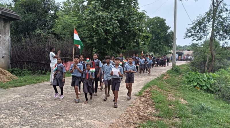 *अमृत सरोवरों के तट पर हर्षोल्लास से मनाया गया स्वतंत्रता दिवस,ध्वजारोहण के साथ निकली तिरंगा यात्रा, वृक्षारोपण, स्वच्छता अभियान और सांस्कृतिक कार्यक्रमों ने बढ़ाया उत्साह,जल एवं पर्यावरण संरक्षण के साथ सामुदायिक सहभागिता का दिया संदेश*