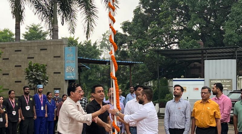 *न्यू कोरबा हॉस्पिटल में मरीज के साथ किया ध्वजारोहण,बेहतर स्वास्थ्य सेवाएं देने डॉ. चंदानी ने दोहराई प्रतिबद्धता*