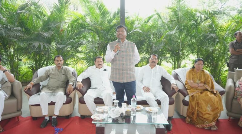 *अशोक वाटिका में पौधरोपण के साथ वनमंत्री ने दिया प्रकृति संरक्षण और भावी पीढ़ी के लिए धरोहर बचाने का संदेश,एक पेड़ मां के नाम’ से अशोक वाटिका में गूंजा हरियाली का संदेश, वनमंत्री कश्यप ने किया साल पौधे का रोपण,वन एवं प्राकृतिक धरोहरों की रक्षा हम सभी की जिम्मेदारी, वाटिका के सुव्यवस्थित संचालन पर प्रसन्नता व्यक्त करते हुए जिला प्रशासन को दी बधाई,किंग कोबरा और रसेल वाइपर के संरक्षण के लिए बनेगी विस्तृत कार्ययोजना,सतरेंगा-बुका को पर्यटन के नए आकर्षण के रूप में विकसित करने बनेगी विशेष कार्ययोजना*