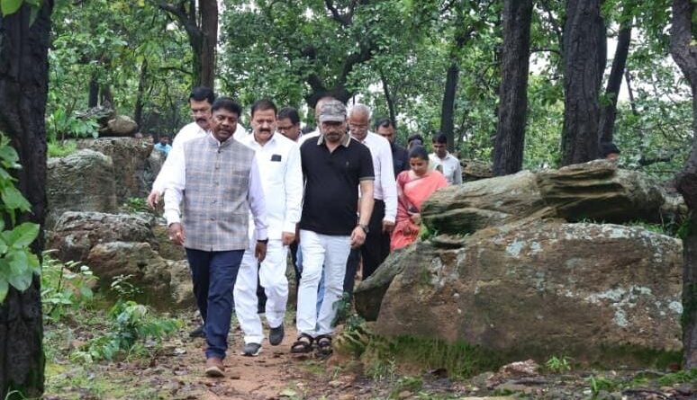 *पुटका पहाड़ में पर्यावरणीय पुनरुद्धार को मिलेगी नई गति, वन मंत्री केदार कश्यप ने किया कार्यों का निरीक्षण, मंत्री ने पुनरुद्धार कार्यों में तेजी लाने के दिए निर्देश,वन्यजीव आवास, प्राकृतिक वनस्पतियों और हाथी कॉरिडोर के संरक्षण पर विशेष जोर*
