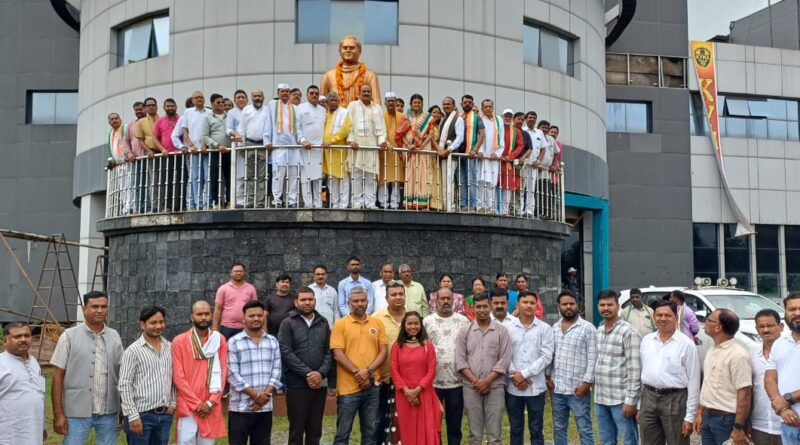 *कोरबा: – जिला कांग्रेस कमेटी कोरबा द्वारा देश के पूर्व प्रधानमंत्री, भारत रत्न स्व. राजीव गांधी जी का 82 वां जन्म दिवस को सद्भावना दिवस के रूप में मनाया गया। प्रियदर्शनी इंदिरा स्टेडियम परिसर टी. पी. नगर कोरबा में स्व राजीव गांधी जी के प्रतिमा पर माल्यार्पण किया गया, उपस्थित समस्त कांग्रेस जनों ने पुष्प अर्पित कर नमन किया*