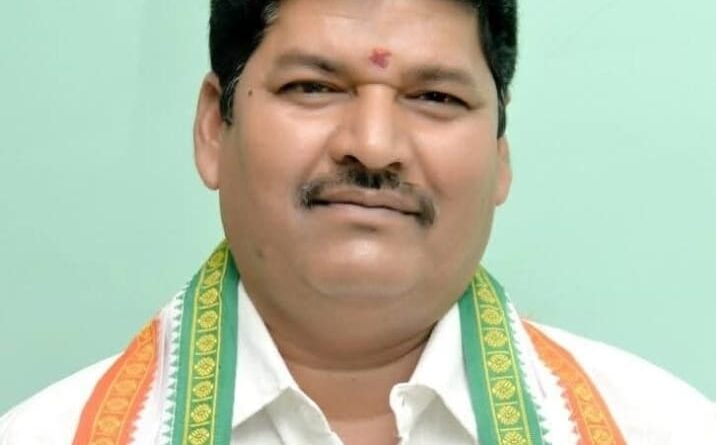 *जब ग्रामीणों की आवाज पहले नहीं सुनी, तो अब जनसुनवाई स्थगित होने का श्रेय क्यों,मुकेश राठौर का मंत्री देवांगन पर तीखा हमला—“जब ग्रामीण मदद मांगने पहुंचे थे तब हाथ खड़े कर दिए, अब उनके संघर्ष का श्रेय लेने की इतनी बेचैनी क्यों*