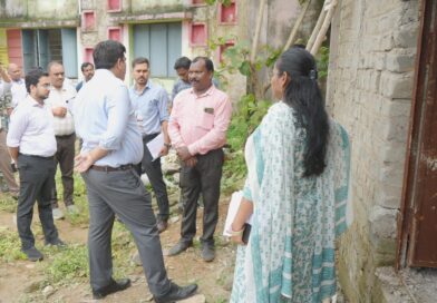 *डीएमएफ के निर्माण कार्यों में गड़बड़ी पर कलेक्टर की सख्ती,सीढ़ी मंगवाकर कलेक्टर ने मौके पर नपवाया सरिया, 8 एमएम की जगह 6 एमएम सरिया मिलने पर सब इंजीनियर को निलंबित करने के निर्देश,स्कूल भवन में निर्धारित मापदंड के विपरीत टाइल्स और पीडीएस भवन की नीची प्लिंथ पर जताई नाराजगी, पंचनामा बनाकर एफआईआर के निर्देश*