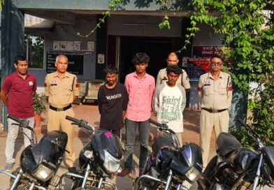 *उरगा पुलिस की बड़ी कार्रवाई: अंतरजिला मोटरसाइकिल चोर गिरोह का पर्दाफाश, 04 चोरी की मोटरसाइकिलें बरामद चोरी के दो अलग-अलग प्रकरणों का खुलासा, 03 आरोपी गिरफ्तार एवं 01 विधि से संघर्षरत बालक निरुद्ध*