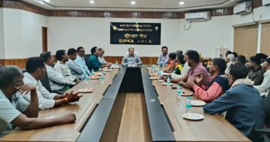 *SECL दीपका प्रबंधन और भूविस्थापित किसान कल्याण समिति के बीच सार्थक वार्ता, मांगों पर त्वरित कार्रवाई का मिला ठोस आश्वासन,जीपीएस बाध्यता समाप्त कर लंबित मुआवजा, ₹5 लाख अतिरिक्त प्रोत्साहन राशि और पुनर्वास ग्रामों में बुनियादी सुविधाओं का मुद्दा प्रमुखता से उठा,1986 से रोजगार से वंचित परिवारों की पुनः समीक्षा, स्वरोजगार के लिए ₹20 लाख तक की निविदा सीमा और समान अवसर देने की मांग,आंदोलन नहीं, संवाद और समाधान प्राथमिकता—सपुरन कुलदीप (अध्यक्ष)*