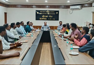 *SECL दीपका प्रबंधन और भूविस्थापित किसान कल्याण समिति के बीच सार्थक वार्ता, मांगों पर त्वरित कार्रवाई का मिला ठोस आश्वासन,जीपीएस बाध्यता समाप्त कर लंबित मुआवजा, ₹5 लाख अतिरिक्त प्रोत्साहन राशि और पुनर्वास ग्रामों में बुनियादी सुविधाओं का मुद्दा प्रमुखता से उठा,1986 से रोजगार से वंचित परिवारों की पुनः समीक्षा, स्वरोजगार के लिए ₹20 लाख तक की निविदा सीमा और समान अवसर देने की मांग,आंदोलन नहीं, संवाद और समाधान प्राथमिकता—सपुरन कुलदीप (अध्यक्ष)*