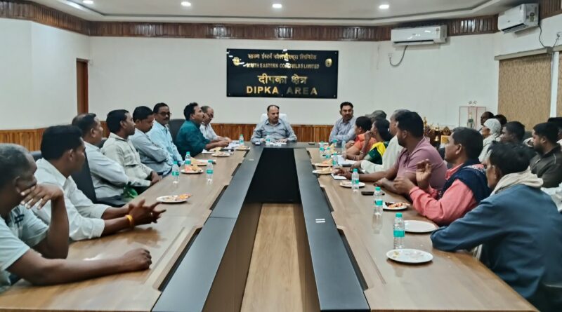 *SECL दीपका प्रबंधन और भूविस्थापित किसान कल्याण समिति के बीच सार्थक वार्ता, मांगों पर त्वरित कार्रवाई का मिला ठोस आश्वासन,जीपीएस बाध्यता समाप्त कर लंबित मुआवजा, ₹5 लाख अतिरिक्त प्रोत्साहन राशि और पुनर्वास ग्रामों में बुनियादी सुविधाओं का मुद्दा प्रमुखता से उठा,1986 से रोजगार से वंचित परिवारों की पुनः समीक्षा, स्वरोजगार के लिए ₹20 लाख तक की निविदा सीमा और समान अवसर देने की मांग,आंदोलन नहीं, संवाद और समाधान प्राथमिकता—सपुरन कुलदीप (अध्यक्ष)*